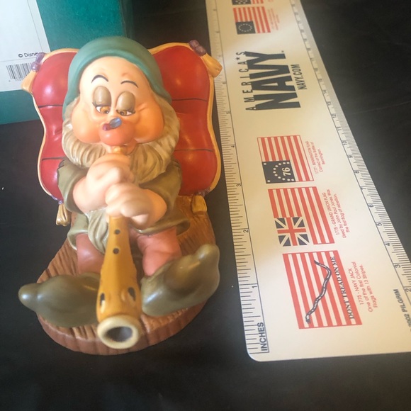 Sleepy zzzzzz fine porcelain figure playing fish flute pipe by Walt Disney - Picture 7 of 10